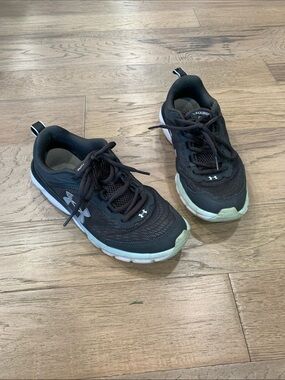Under Armour Charged Assert 10 Sneaker Size 8.5